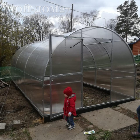 Теплица Сибирская Усиленная 6 метров с поликарбонатом | Мой-Дом27 | Каркас изготовлен из оцинкованной замкнутой трубы 20*20 мм.<br>
 Ширина - 3&nbsp;метра. Высота - 2,1 метра. Длина 6&nbsp;метров.&nbsp;<br>
 Выдерживаемая снеговая нагрузка - 100 кг/м2. Выдерживаемая ветровая нагрузка - до 15 м/с.<br>
 Расстояние между дугами 1 метр.&nbsp;<b>Толщина металла дуг 1,2 мм</b>.&nbsp;Ширина двери 0,96 метра.<br>